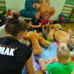 Pluszakowe Pogotowie oraz Fundacja Kumak uczyli pierwszej pomocy dzieci ze Szkoły Podstawowej nr 21 im. Karola Miarki w Rybniku Niedobczycach