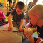 Pluszakowe Pogotowie i Fundacja Kumak uczyły dzieci z ZSP nr 11 w Rybniku jak udzielać pierwszej pomocy