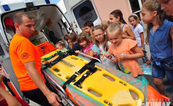 Pluszakowe Pogotowie i Fundacja Kumak uczyły dzieci z ZSP nr 11 w Rybniku jak udzielać pierwszej pomocy