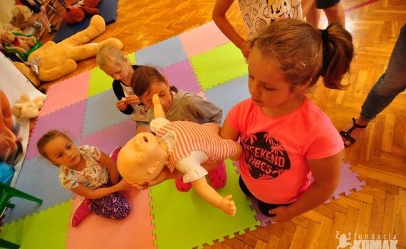 Zespół Szkół Sportowych gościł Pluszakowe Pogotowie . Uczniowie z ZSS w Rybniku uczyli się udzielania pierwszej pomocy w ramach projektu Fundacji Kumak