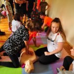 Nauka pierwszej pomocy w szkole w Rybniku. Wakacje bez Przypału w ZSS zorganizowała Fundacja Kumak