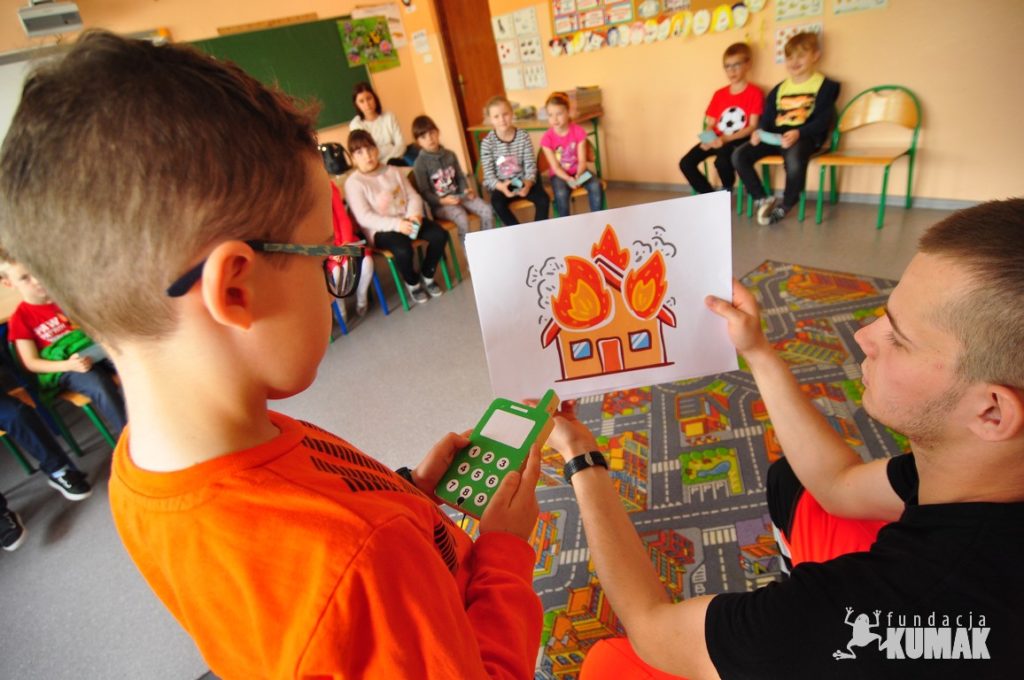 Uczniowie szkoły podstawowej nr 12 w Rybniku Zebrzydowicach biora udział w zajęciach Pluszakowe POgotowie zorganizowane przez Fundację Kumak