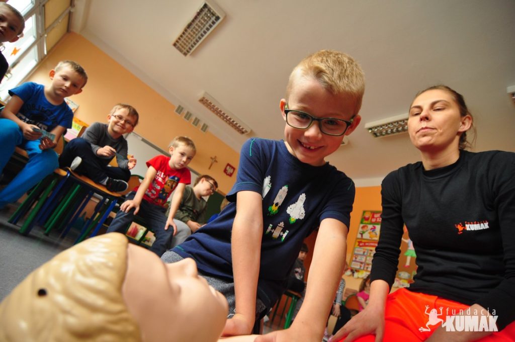 Uczniowie szkoły podstawowej nr 12 w Rybniku Zebrzydowicach biora udział w zajęciach Pluszakowe POgotowie zorganizowane przez Fundację Kumak
